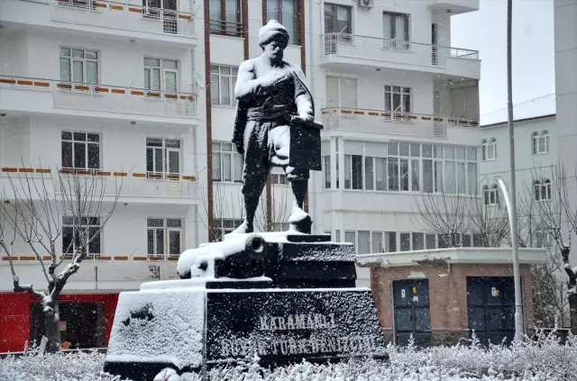 Karaman'da kar yağışı şehirler arası ulaşımı aksatıyor