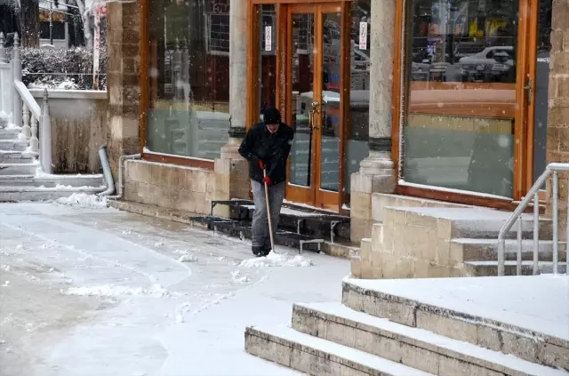 Karaman'da kar yağışı şehirler arası ulaşımı aksatıyor