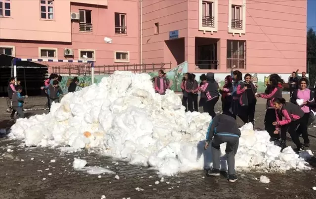 Kiraz'da öğrencilere kar sürprizi Kiraz'da öğrencilere kar sürprizi