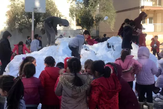 Kiraz'da öğrencilere kar sürprizi Kiraz'da öğrencilere kar sürprizi