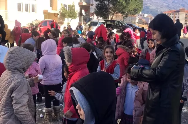 Kiraz'da öğrencilere kar sürprizi Kiraz'da öğrencilere kar sürprizi
