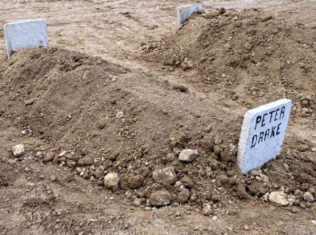 KKTC'de cenazeler karıştı! Türk Bakan'ın dayısını İngiliz mezarlığına defnettiler