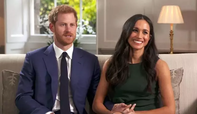 Kraliyet ailesinden ayrıldıklarını duyuran Meghan Markle, açıklamadan önce evlilik yüzüğünü takmadı Kraliyet ailesinden ayrıldıklarını duyuran Meghan Markle, açıklamadan önce evlilik yüzüğünü takmadı