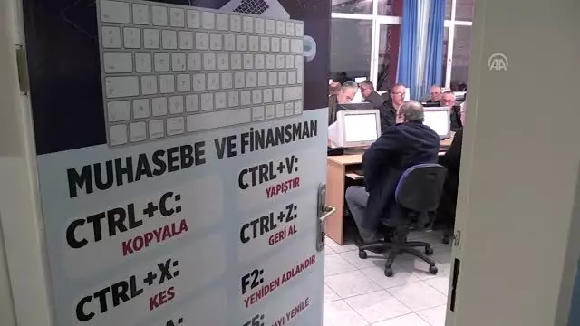 Muhtarlar kursta bilgisayar kullanmayı öğreniyor Muhtarlar kursta bilgisayar kullanmayı öğreniyor