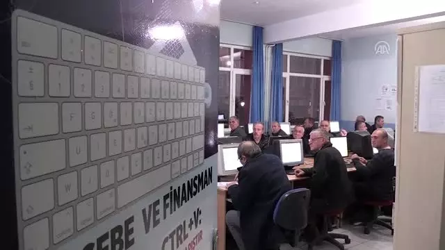 Muhtarlar kursta bilgisayar kullanmayı öğreniyor Muhtarlar kursta bilgisayar kullanmayı öğreniyor