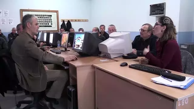 Muhtarlar kursta bilgisayar kullanmayı öğreniyor Muhtarlar kursta bilgisayar kullanmayı öğreniyor