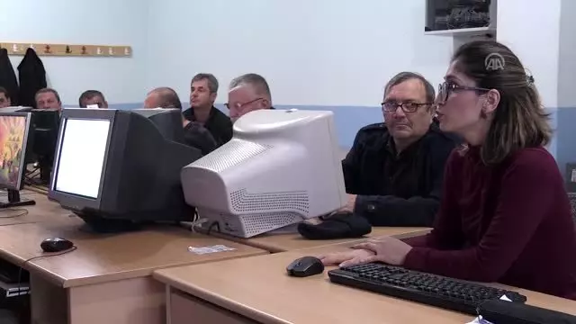 Muhtarlar kursta bilgisayar kullanmayı öğreniyor Muhtarlar kursta bilgisayar kullanmayı öğreniyor