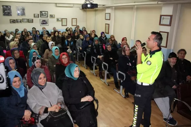 Sakarya'da öğrenci ve velilere trafik eğitimi verildi