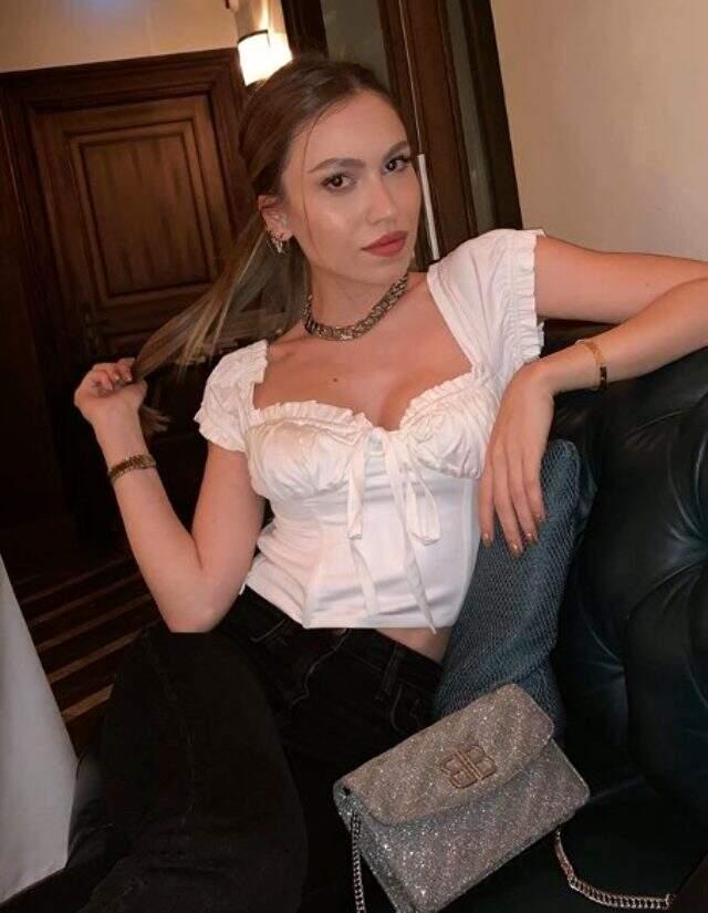 Sosyal medya kullanıcılar, migrenim tuttu diyerek bacaklarını gösteren fenomen Duygu Özaslan'ı tiye aldı