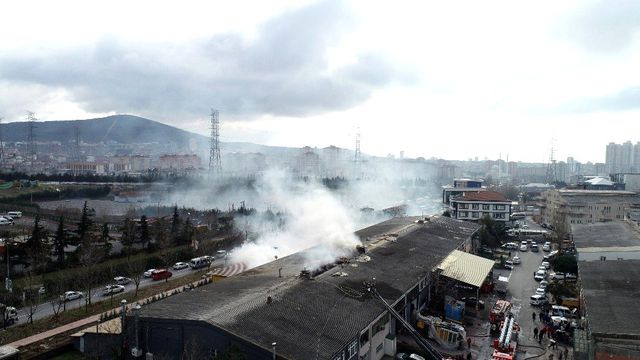 Ümraniye'de yangın çıkan ambalaj deposu havadan görüntülendi