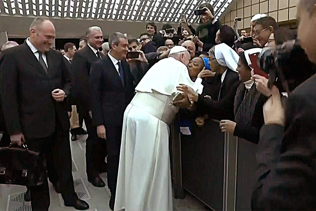 Papa Francis, bir rahibenin öpücük talebini 'ısırmaması' şartıyla kabul etti