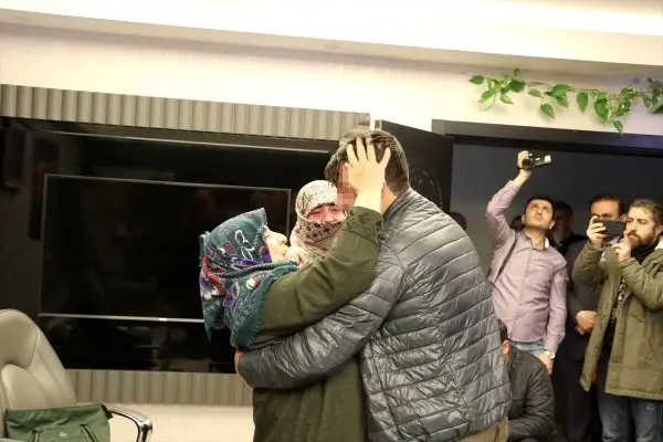 Babaanne, terör örgütü PKK'dan kurtarılan torununa kavuşunca büyük sevinç yaşadı Babaanne, terör örgütü PKK'dan kurtarılan torununa kavuşunca büyük sevinç yaşadı