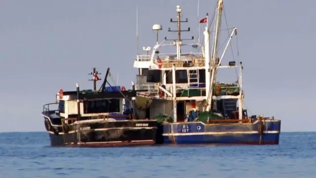 Batan teknede kaybolan 3 kişi çıkartılıyor