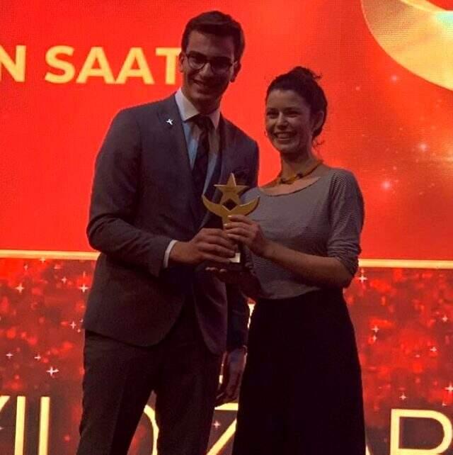 Beren Saat, aldığı onur ödülünü İstanbul Üniversitesi öğrencilerine adadı