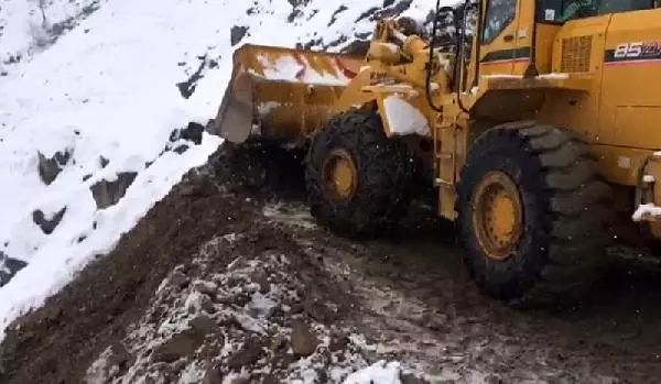 Bingöl'de heyelan nedeniyle yol kapandı