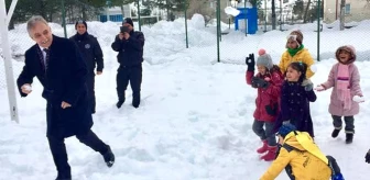 'Birader öğretmen misin' sözleriyle gündem olan Vali, öğrencilerle kar topu oynadı