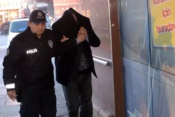 Bulduğu çantadaki 5 bin 500 lirayı harcayan adam yakalandı Bulduğu çantadaki 5 bin 500 lirayı harcayan adam yakalandı