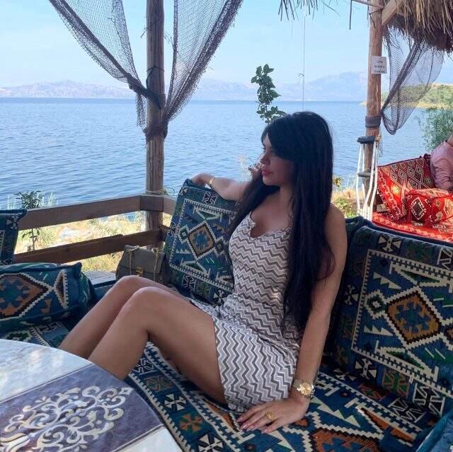 Ebru Polat kendi fotoğrafını dudağından öptü! Sosyal medya yıkıldı