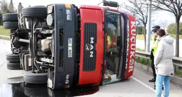 Elma yüklü TIR devrildi, sürücü yara almadan kurtuldu Elma yüklü TIR devrildi, sürücü yara almadan kurtuldu