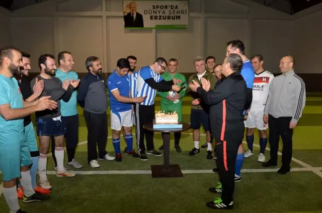 Erzurum'da idari amirler ile gazeteciler, halı saha maçında buluştu
