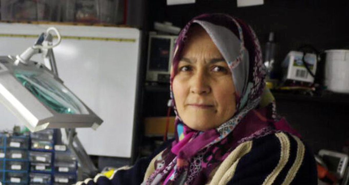 Eşine yardım etmek için elektronik eşya tamirine başlayan kadın, azmiyle aranan usta oldu!