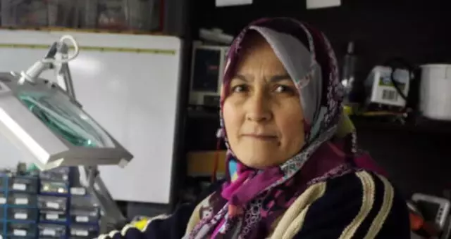 Eşine yardım etmek için elektronik eşya tamirine başlayan kadın, azmiyle aranan usta oldu! Eşine yardım etmek için elektronik eşya tamirine başlayan kadın, azmiyle aranan usta oldu!