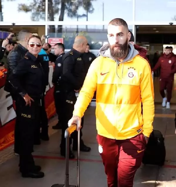 Galatasaray'a Antalya'da coşkulu karşılama Galatasaray'a Antalya'da coşkulu karşılama