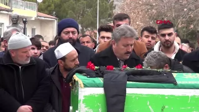Kayseri 'yan bakma' kavgasında ölen liseli toprağa verildi Kayseri 'yan bakma' kavgasında ölen liseli toprağa verildi