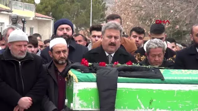 Kayseri 'yan bakma' kavgasında ölen liseli toprağa verildi Kayseri 'yan bakma' kavgasında ölen liseli toprağa verildi