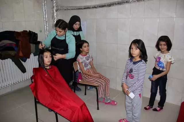 Kursiyerler yatılı okul öğrencilerine saç bakımı yaptı Kursiyerler yatılı okul öğrencilerine saç bakımı yaptı