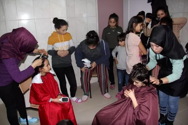 Kursiyerler yatılı okul öğrencilerine saç bakımı yaptı Kursiyerler yatılı okul öğrencilerine saç bakımı yaptı