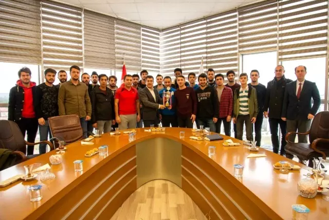 Rektör Taş sporcularla bir araya geldi Rektör Taş sporcularla bir araya geldi