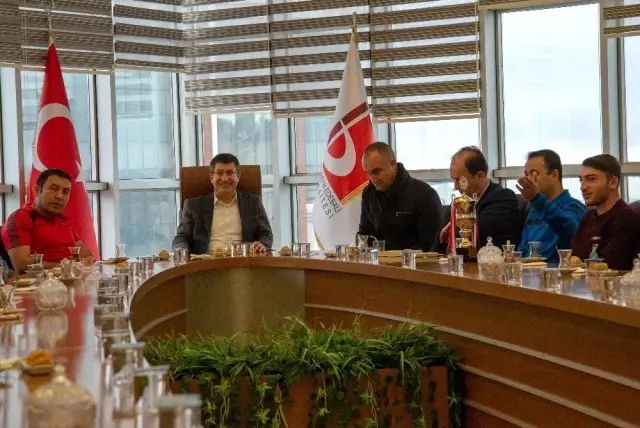 Rektör Taş sporcularla bir araya geldi Rektör Taş sporcularla bir araya geldi