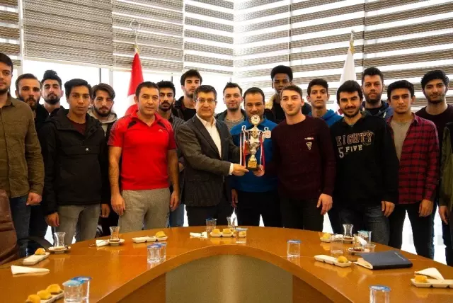 Rektör Taş sporcularla bir araya geldi Rektör Taş sporcularla bir araya geldi