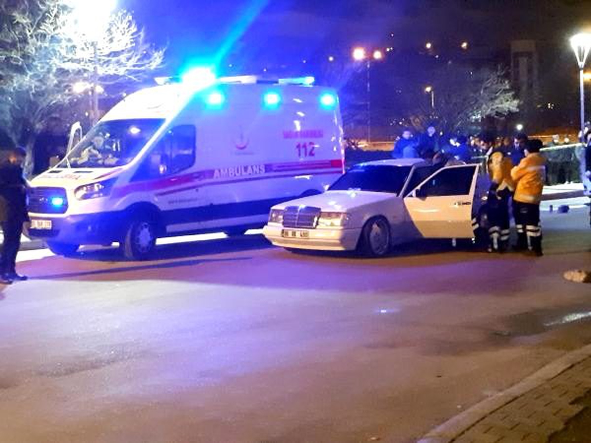 Seyir halindeki otomobilin sürücüsü silahlı saldırıda öldü