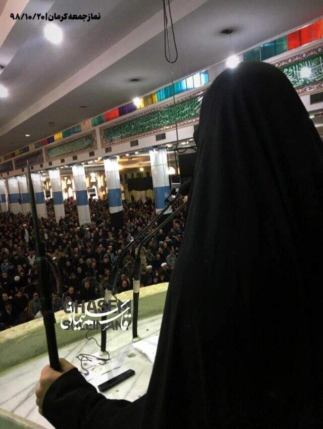 Süleymani'nin kızı kürsüye silahla çıkarak ABD'ye mesaj gönderdi