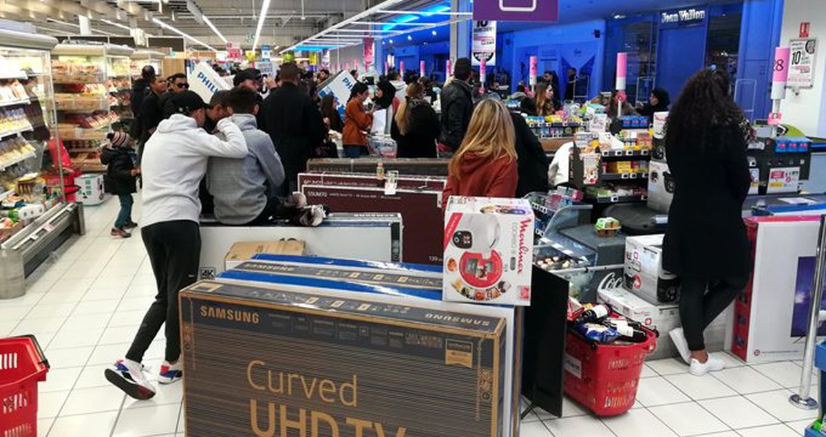 Televizyonlara yanlış fiyat etiketi koyan marketin müşterileri, polis müdahalesiyle dağıtıldı