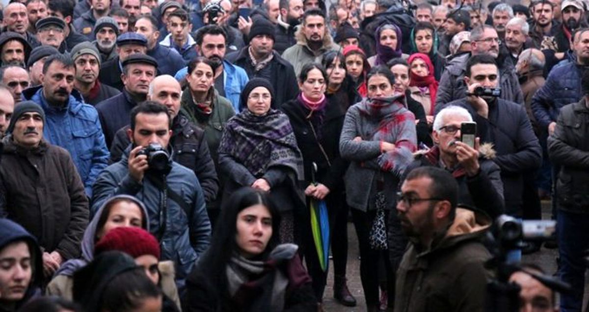 Tunceli'de ilçeyi sokağa döken cinsel istismar şüphelisi kendisini ağaca astı