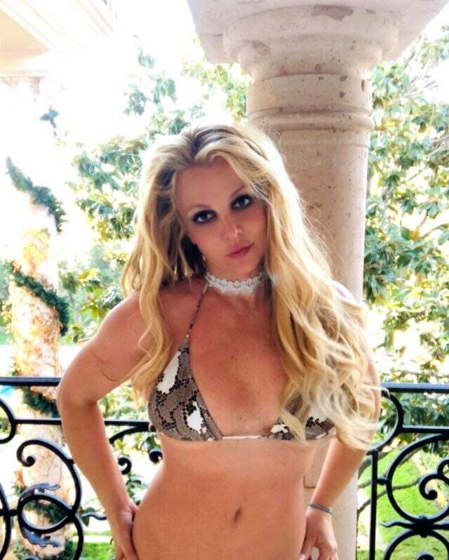 Amerikalı şarkıcı Britney Spears bikini pozlarıyla yürek hoplattı