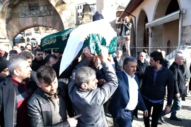 Apartmandan düşerek hayatını kaybeden Mina bebek toprağa verildi Apartmandan düşerek hayatını kaybeden Mina bebek toprağa verildi