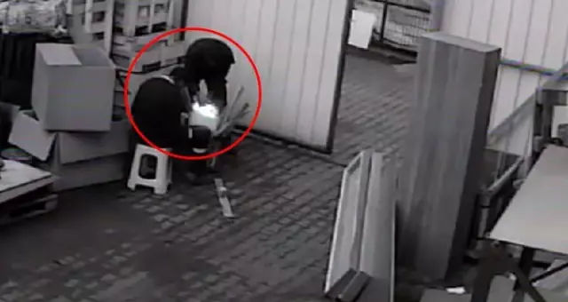 Ateşe tiner döken Angolalı genç, alevlerin arasında kaldı