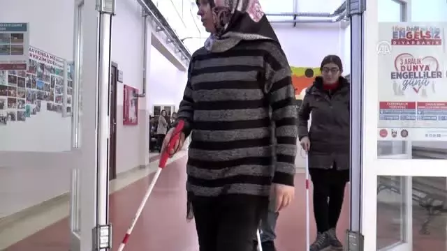Beyaz baston eğitimiyle güven ile hareket edecekler - DİYARBAKIR