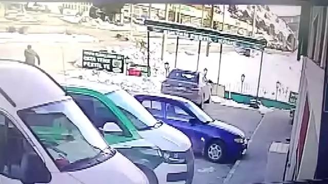Çocuğunun doğum gününü kutlamak için aldığı pastayı eve götürürken otomobil çarptı