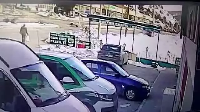 Çocuğunun doğum gününü kutlamak için aldığı pastayı eve götürürken otomobil çarptı