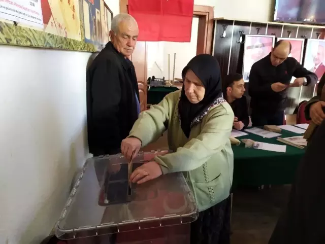 Pazarlar CHP'de Salih Çetinkaya tekrar seçildi Pazarlar CHP'de Salih Çetinkaya tekrar seçildi