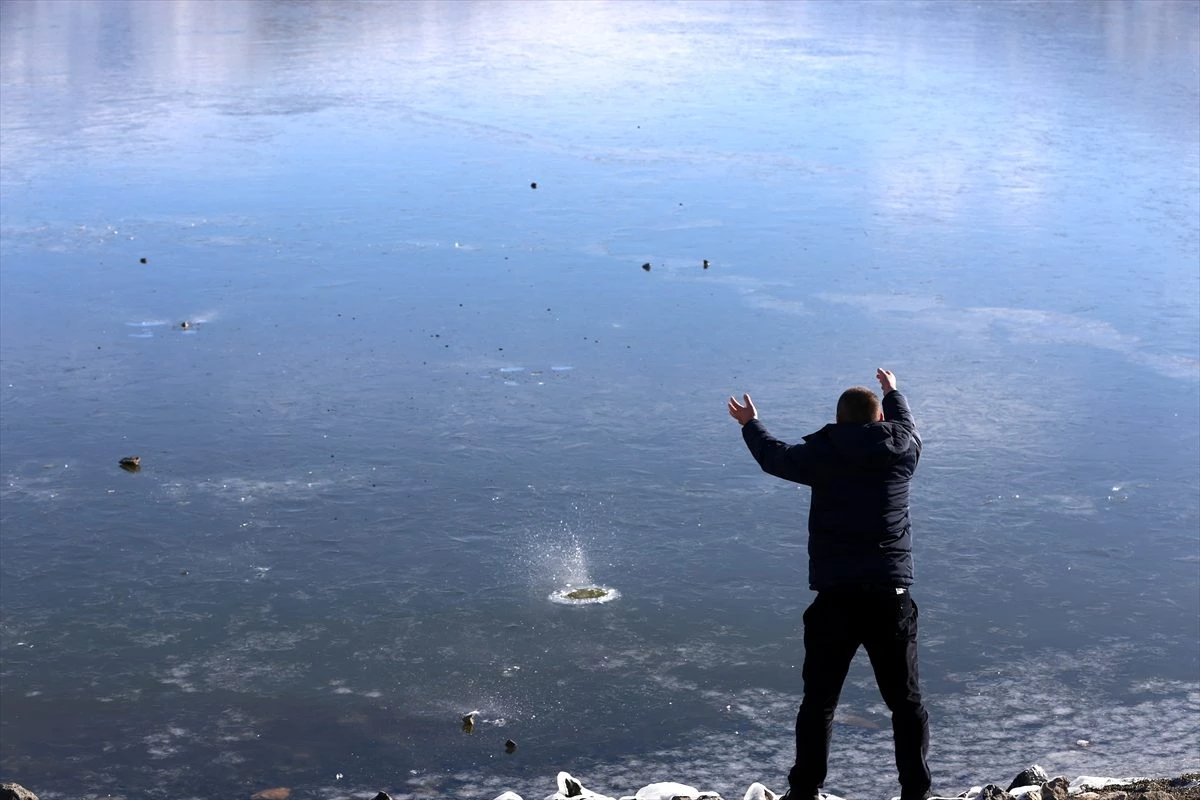 Sivas'ta Yıldız Göleti'nin yüzeyi buzla kaplandı Haber