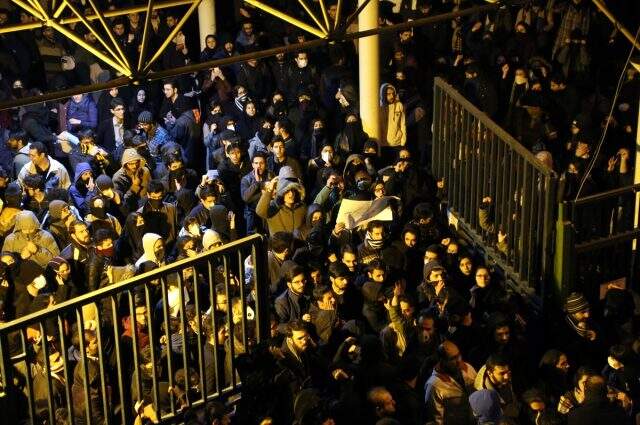 Tahran'da uçakta hayatını kaybedenler için düzenlenen anma, hükümet karşıtı gösteriye dönüştü