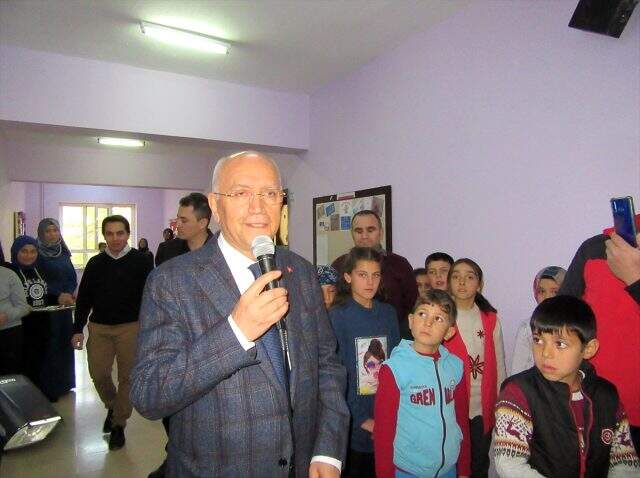 Tasarladığı çantanın geliriyle Afyonkarahisar'da köy okuluna kütüphane kurdu