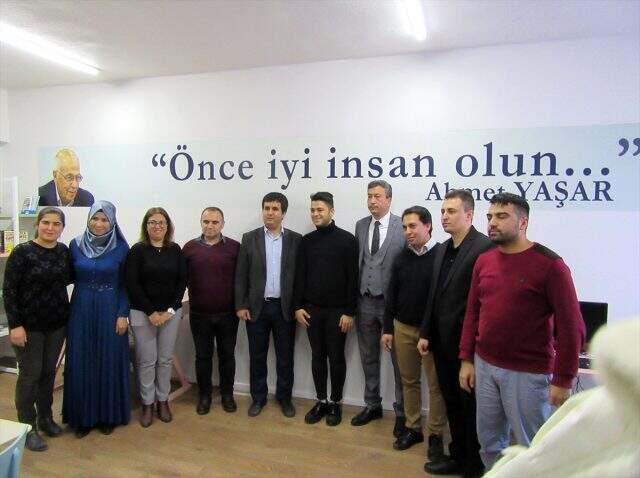Tasarladığı çantanın geliriyle Afyonkarahisar'da köy okuluna kütüphane kurdu