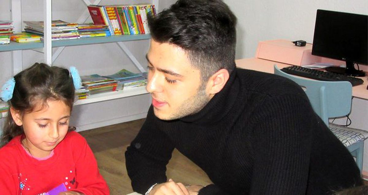 Tasarladığı çantanın geliriyle Afyonkarahisar'da köy okuluna kütüphane kurdu